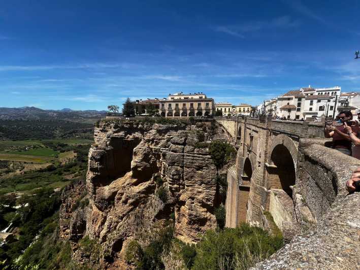 ab Marbella/Estepona: VIP-Tour Ronda + Setenil d. l. Bodegas - Getting to the Mountains: Pick-Up, Vehicle Comfort, and a Smooth Start