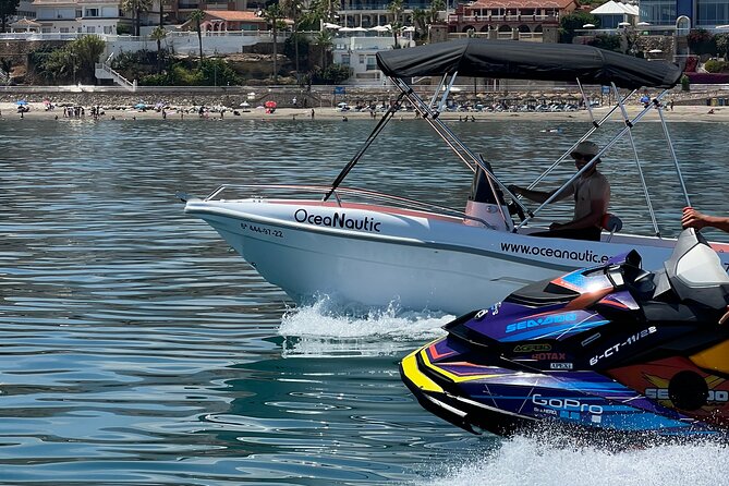 Alquiler de barco sin titulacion en Malaga - The boat setup: solarium comfort, swim access, and tech you can use