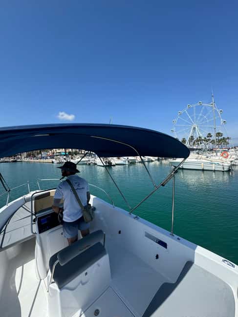 Benalmádena: Alquiler de barcos sin licencia Costa del Sol - Your boat perks: Bluetooth radio, solarium shade, and a fridge for your picnic