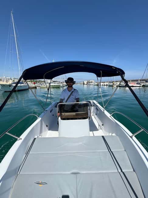 Benalmádena: Alquiler de barcos sin licencia Costa del Sol - Cruising for dolphins off Málaga: how to make the lookout pay off