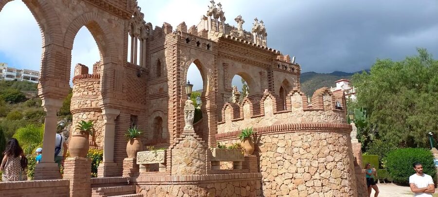 Benalmadena: Colomares Castle Tour with Entry Ticket - Practicalities: Meeting Point, Stairs, and Getting There