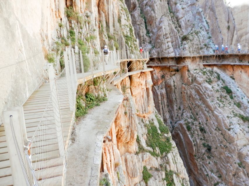Caminito del Rey: Guided Hiking Tour with Entrance Tickets - Helmet, safety instructions, and the audio system that actually helps