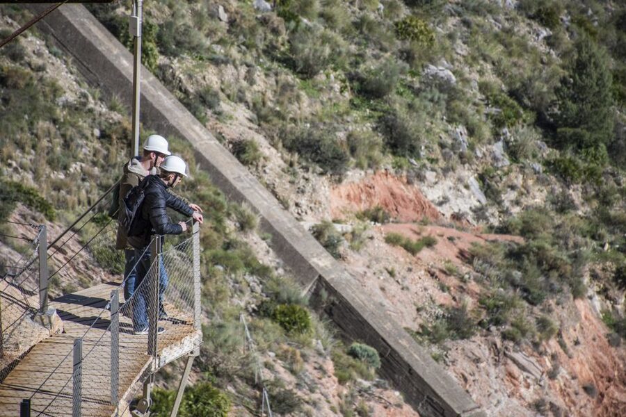 Caminito del Rey: Guided Hiking Tour with Entrance Tickets - The 7.7 km hanging path: pacing, narrow sections, and photo moments