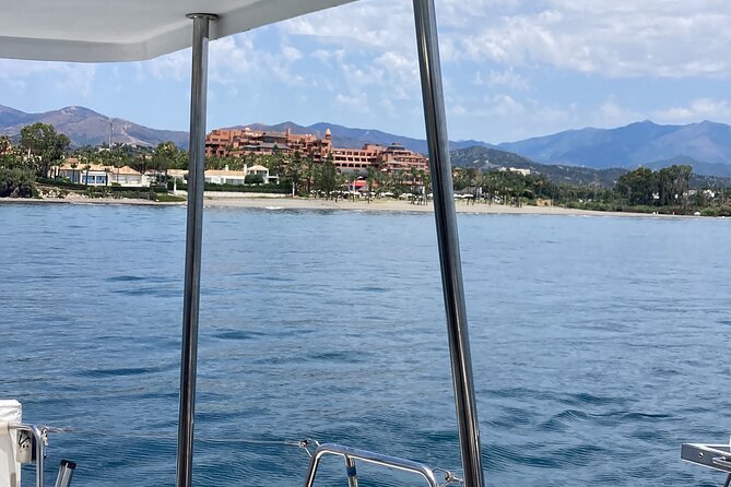 Dolphin trips on a catamaran - Sailing vs engine: what that means for your expectations