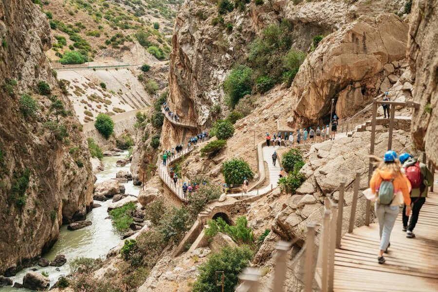 El Chorro: Caminito del Rey Guided Tour with Shuttle Bus - Entering Caminito del Rey, the footbridge and the King Alfonso XIII detail