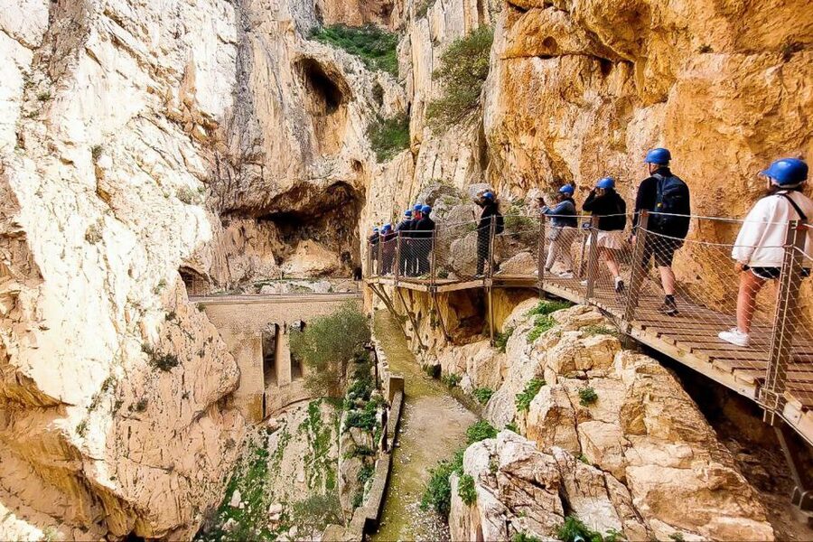 From Málaga: Caminito del Rey Guided Day Trip - El Chorro stop: the 20-minute reset before the return ride
