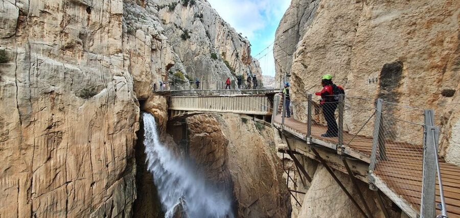From Malaga: Caminito del Rey/White Village Tour & Tapas - Back on the bus at around 19:30: why the pacing works