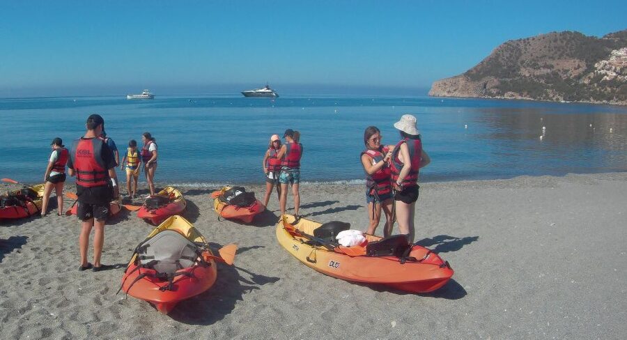 From Málaga: Cliffs of Maro-Cerro Gordo Guided Kayaking Tour - Time on the water: what the 6 hours usually feels like