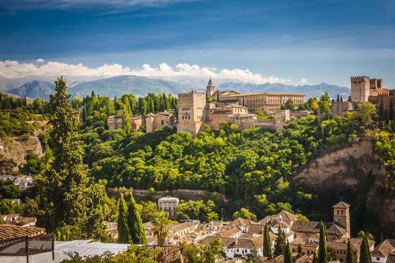 From Malaga: Day Trip to Alhambra by Bus with Entry Tickets - Key highlights to look for