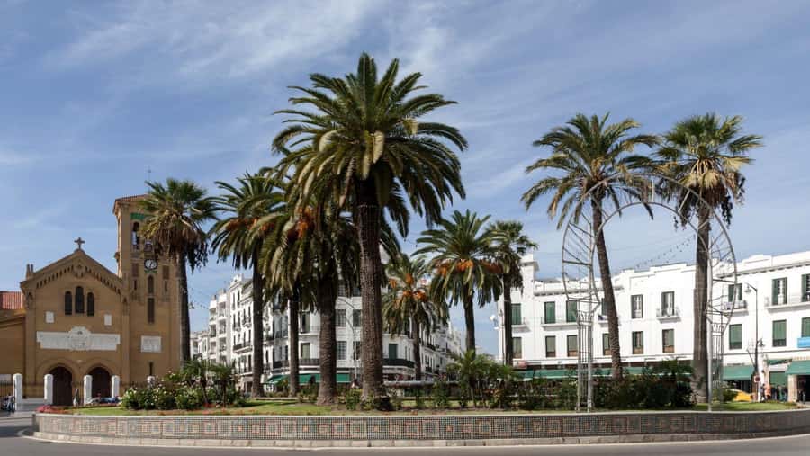 From Málaga: Morocco Day Trip with Tour Guide and Lunch - How the lunch works: couscous, Arabic pastries, and live music