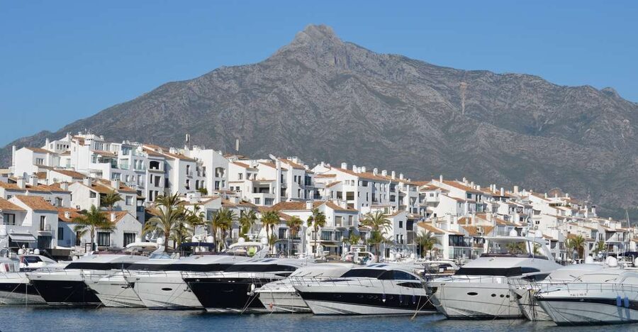From Malaga or Costa del Sol: Mijas, Marbella & Puerto Banus - Marbella Old Town: Plaza de Los Naranjos and Dalí on Av. del Mar