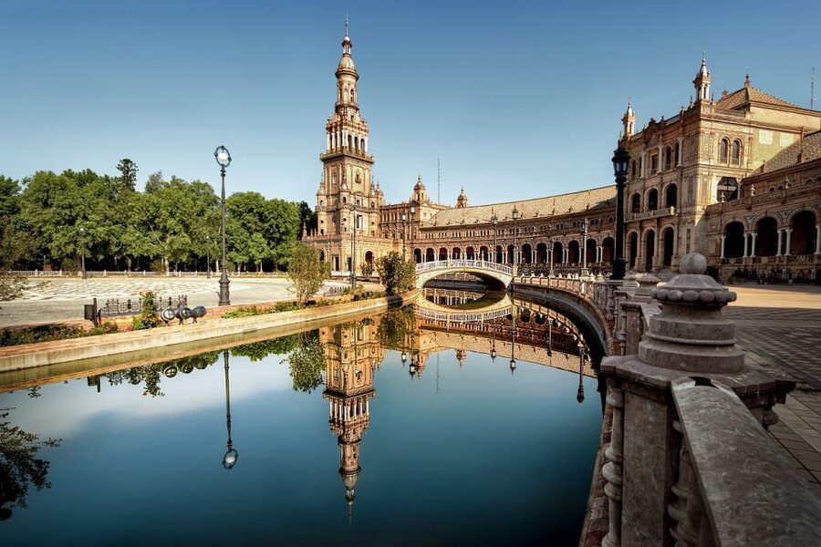 From Malaga: Seville Day Trip and Optional Monument Tickets - Barrio de Santa Cruz on your schedule: how to use the 5 hours