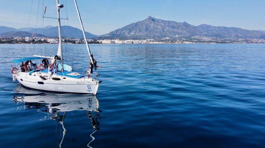 From Marbella: Private and Group Sailboat Cruise & Drinks - Getting on board at Babilonia Bar, and how to avoid last-minute stress