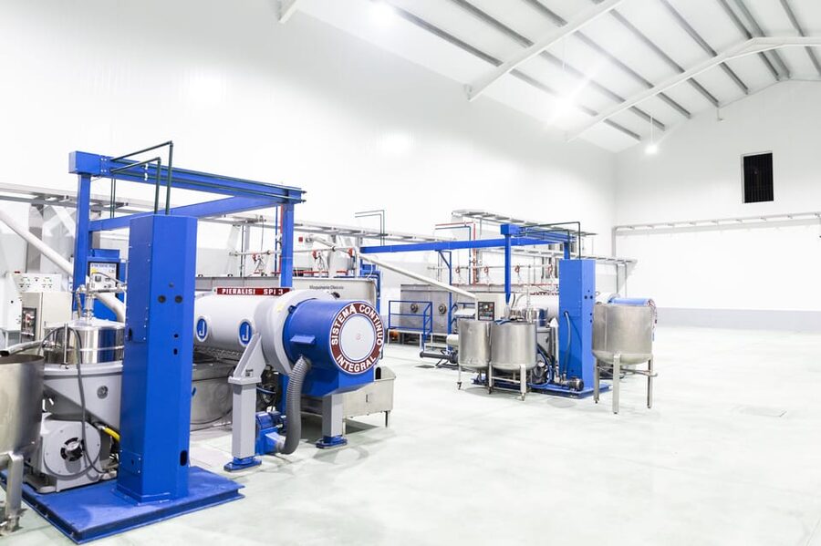 Guided tour and oil tasting at the Aceites Molisur factory - Aceites Molisur in Andalusia, where olive oil and mountain air meet