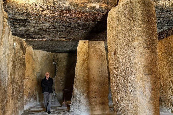 Guided tour of the Dolmens and El Torcal - Stop 1: El Torcal de Antequera, fossils and rock shapes up close