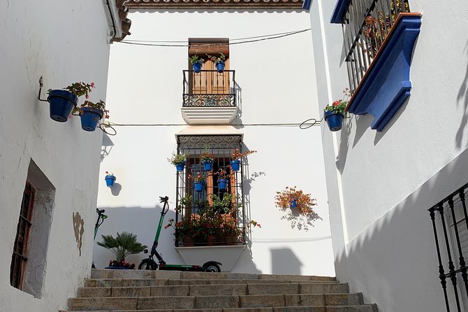 Guided tour of the Old Town Estepona - Stop 2: Ruta de Murales Artisticos, How Street Art Guides Your Eye