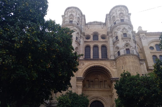 Guided visit to the Cathedral of Malaga and its surroundings - Plaza del Obispo and the Episcopal Palace: your photo moment with meaning