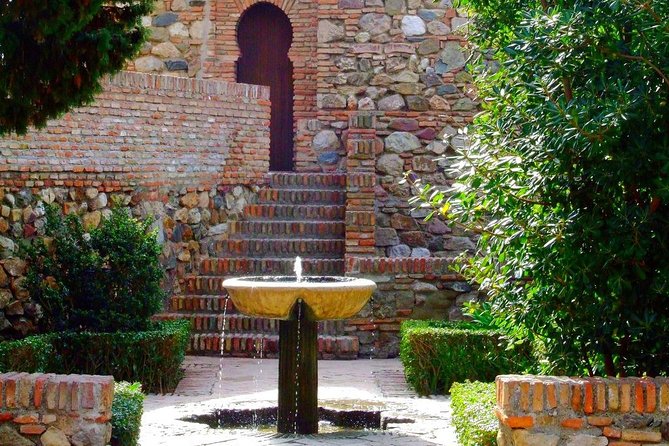Guided visit to the Roman Theater and Alcazaba in Malaga - Climbing the Alcazaba: lower walls, palatial area, big photo views