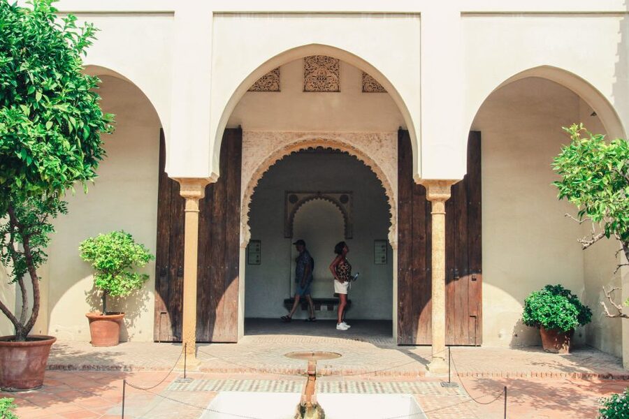 Málaga: Alcazaba and Roman Theatre Guided Tour With Entry - Courtyards, Arches, and Photo-Friendly Timing
