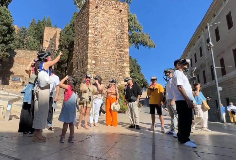 Malaga: Alcazaba, Picasso and more, walking tour with 5 VR experiences ! - Alcazaba fortress and the big gate moment on Alcazabilla Street