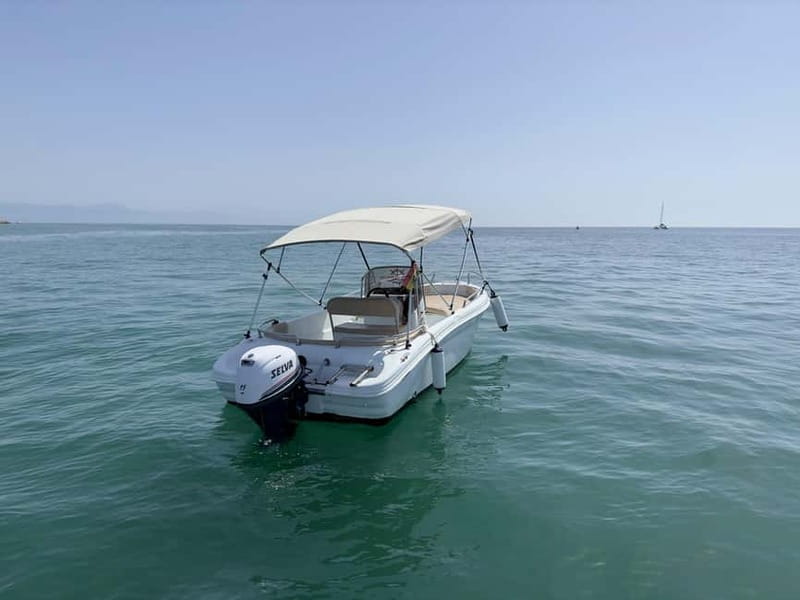 Malaga: Boat rentals without a license - The short training that turns you into the captain