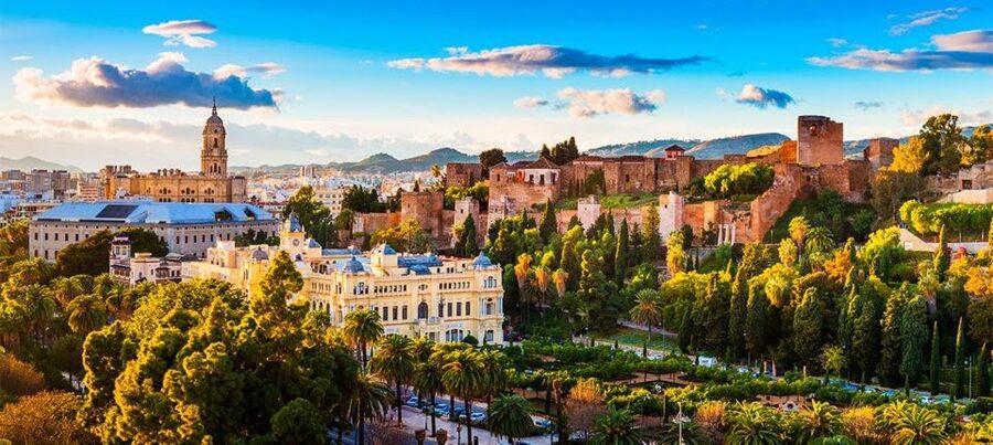 Málaga: Cathedral, Alcazaba, Roman Theater Walking Tour - Meeting Point and How the 3-Hour Flow Works