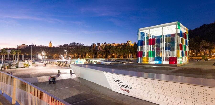 Málaga: Center Pompidou Málaga Ticket - Entering El Cubo: the setting that makes the art feel present