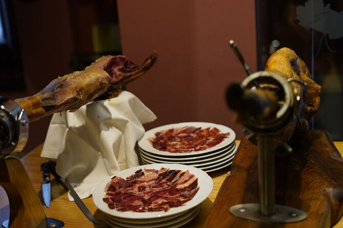 Málaga Evening Tapas Crawl Tour by Food Lover Tour - The guide factor: why people keep naming the host