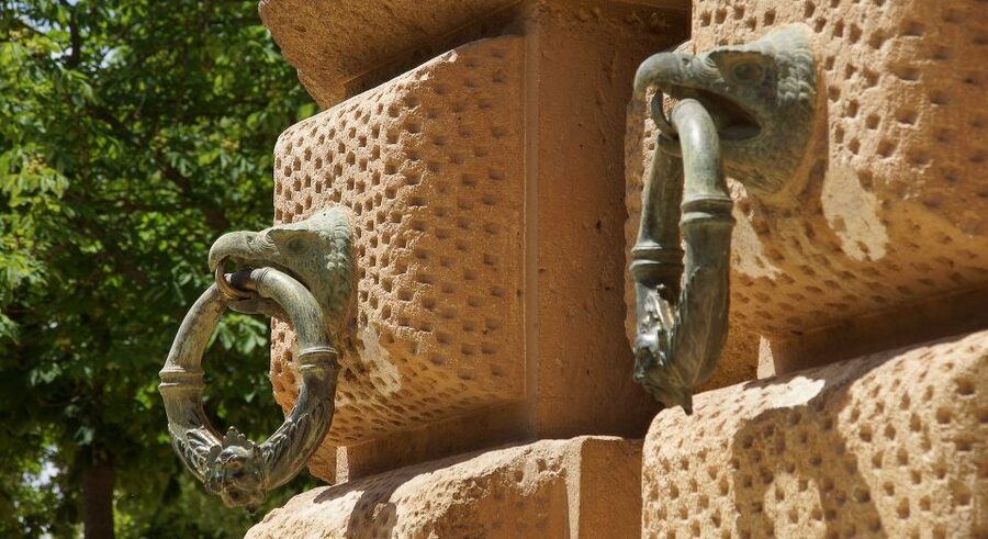 Malaga: Granada Day Trip with Alhambra, Palaces and Gardens - The Nasrid Palaces: where the architecture does the talking