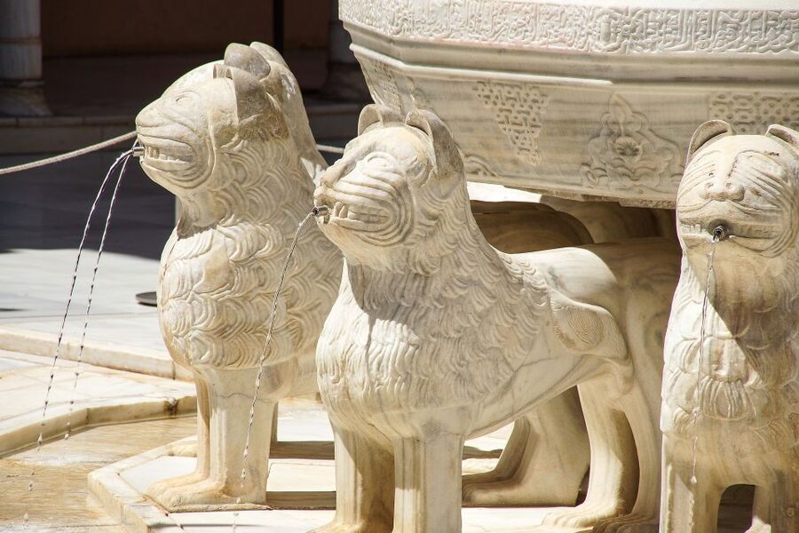 Malaga: Granada Day Trip with Alhambra, Palaces and Gardens - Languages and guide style: what you should expect