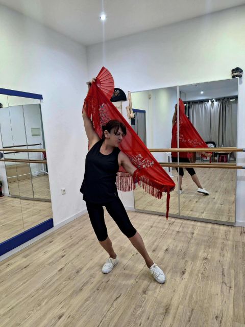 Málaga: Learn to dance flamenco rumba in 45 minutes - Outfit and shoe plan for comfortable, photo-ready dancing