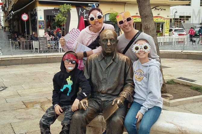 Málaga: Private Sightseeing Treasure Hunt - Your treasure kit: GPS compass, treasure book, and playful gadgets