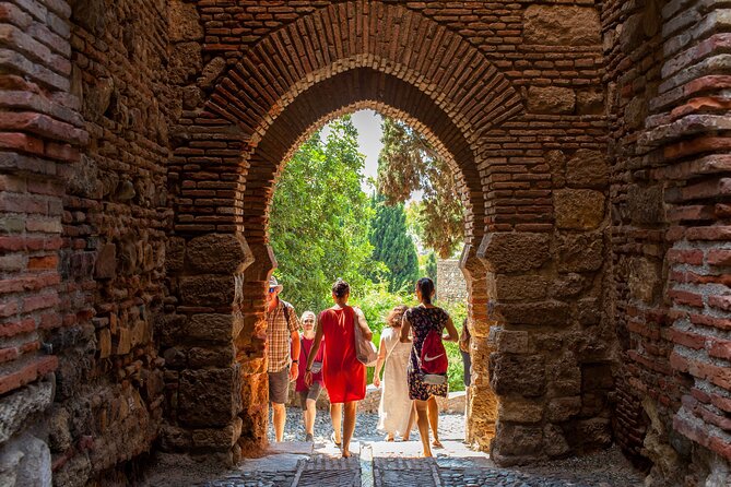 Malaga Private Walking Tour, Alcazaba & Catamaran Cruise - How long is the day, and where lunch fits