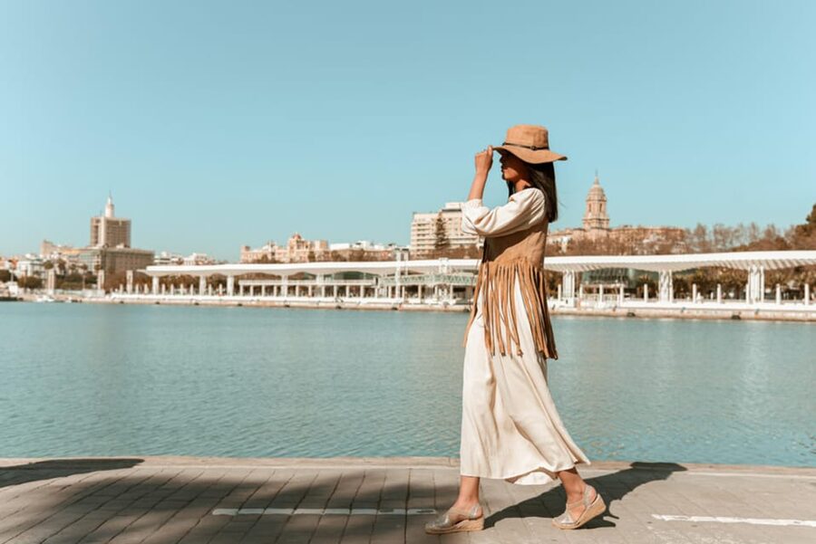 Málaga: Professional Photoshoot and City Tour - Should you book this Málaga professional photoshoot?