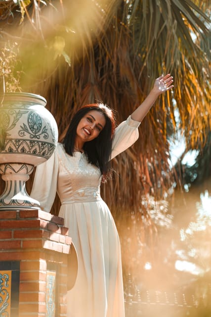 Málaga: Professional Photoshoot and City Tour - How the photographer keeps your posing natural, not awkward