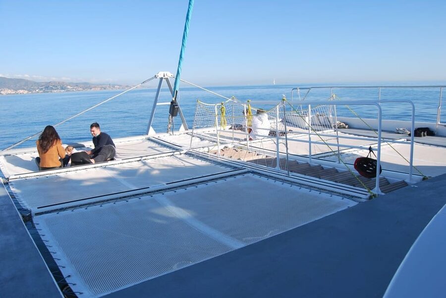 Malaga: Sailing Catamaran Sunset Cruise with Live DJ & Drink - Málaga at night: Watching the city lights come up