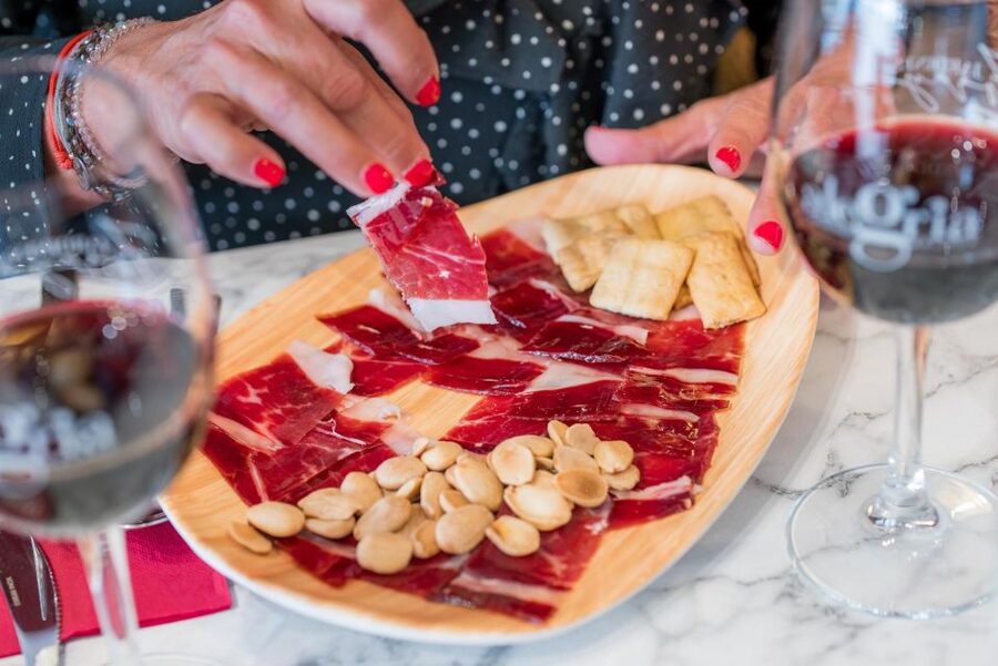 Malaga: Show and Food at Alegría Flamenco and Restaurant - Who should book Alegría Flamenco y Gastronomía, and who should skip it