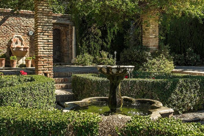 Malaga Tour with Cathedral, Alcazaba and Roman Theatre - Inside Málaga Cathedral: la manquita and what to look for