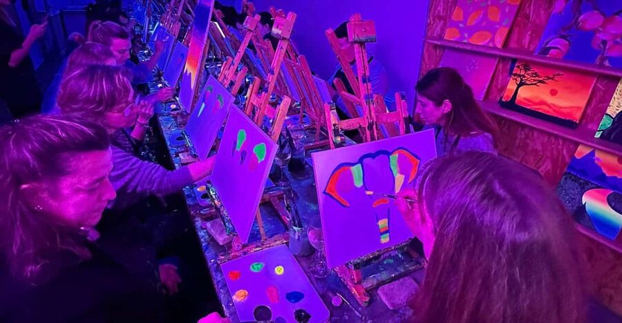 Málaga: Wine Gogh Glow Academy Paint and Sip Class - How the Class Flows: From Blank Canvas to Your Finished Piece