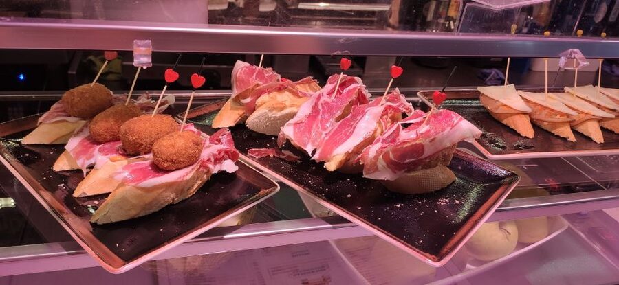 Malaga: Wine Guided Tour - The appetizers and tapas pairing that makes the tasting make sense