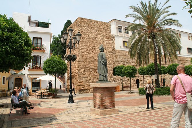 Marbella y Mijas Full Day Tour from Malaga - Nueva Andalucia street market: shopping time with local energy