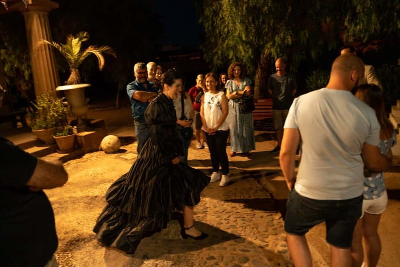Night theatrical visit to the English cemetery - Key things you will notice right away