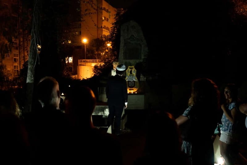 Night theatrical visit to the English cemetery - Getting in at dusk: what logistics you should plan for