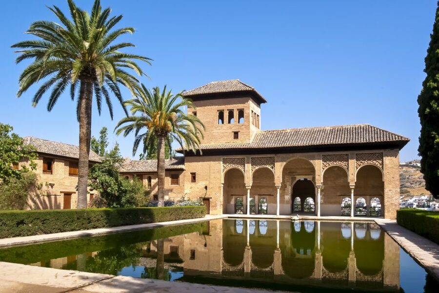 Private Alhambra Tour From Malaga & Surrounds - Generalife Gardens: where the summer palace story comes alive