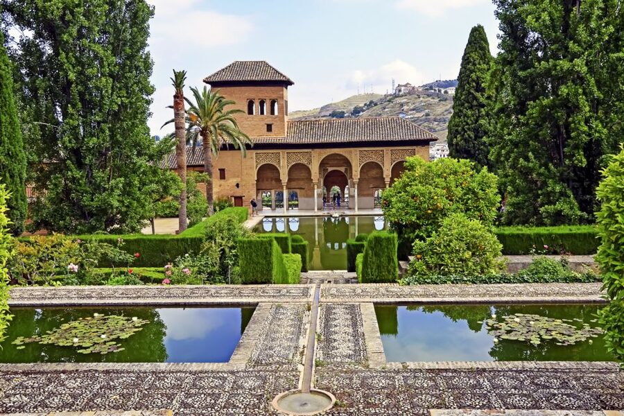 Private Alhambra Tour From Malaga & Surrounds - Your one hour of free time: use it strategically