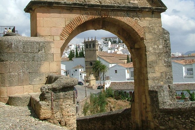 Private visit to Ronda 2 hours - Arco de Felipe V and Iglesia corners: picture frames and baroque color