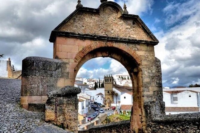 Ronda Historical Walking Tour with Bullring Entrance - Two squares and one leafy pause: Duquesa de Parcent and Giant Square