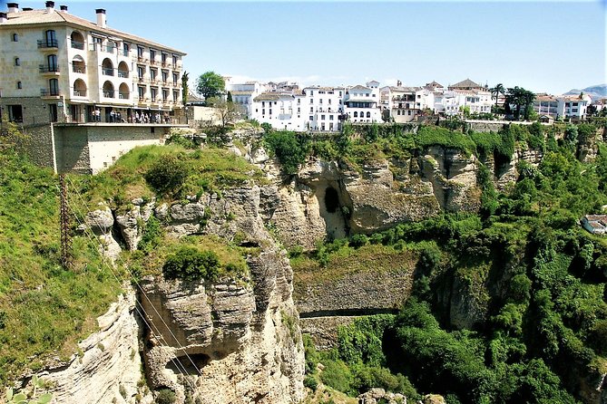Ronda private walking tour by Tours in Malaga - Stop 1: New Bridge, your first taste of Ronda’s dramatic divide
