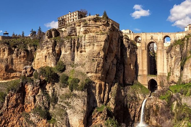 Ronda Self-Guided Audio Tour with Andalucia Travel Expert - Where you start: Alameda del Tajo and the Lady Goyesca moment