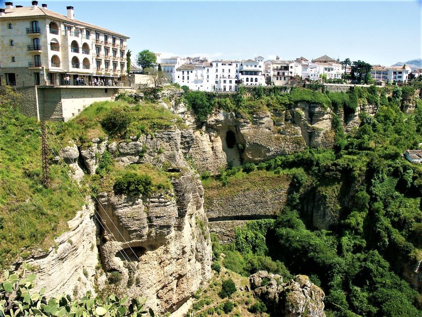 Ronda: Sightseeing Walking Tour - Pace, shade, and comfort: why your shoes and timing matter